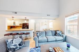 uma sala de estar com um sofá e uma mesa em Home Away At Rockaway em Rockaway Beach
