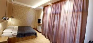 Postel nebo postele na pokoji v ubytování Happy Stay Hotel