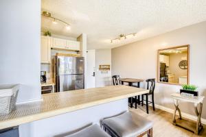a kitchen and dining room with a counter and chairs at Kauhale Makai in Kihei