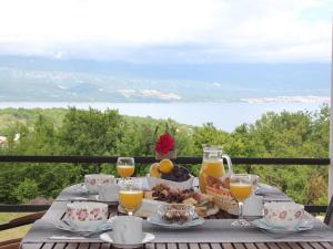 Fotografia z galérie ubytovania Holiday Home with Sea View vo Vrbniku