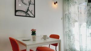 Hostal Lucia by gaiarooms في سلامنكا: طاولة بيضاء وكراسي مع طاولة بيضاء ونافذة