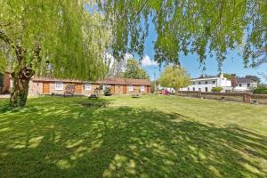 福克斯通Beachborough Park的一个大院子,有建筑和树