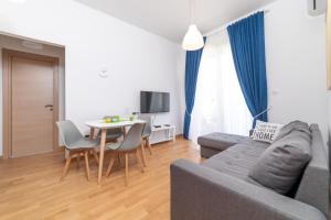 uma sala de estar com um sofá e uma mesa em Ana`s apartment Budva MNE em Budva