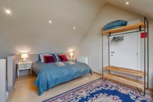 1 dormitorio con 1 cama con sábanas azules y almohadas rojas en Huyze Clementine, en Brujas