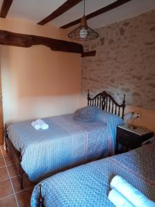 1 dormitorio con 2 camas en una habitación en CA EFREN, en Castellfort