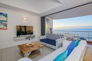 uma sala de estar com vista para o oceano em Chakas Cove em Ballito