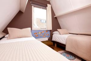 Tempat tidur dalam kamar di Very nice cottage in Durgerdam, with private garden, free parking, pets allowed