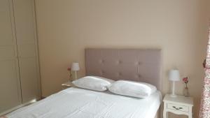 A bed or beds in a room at Cascadas Ravda - Gorgeous 2 bedrooms family apartment