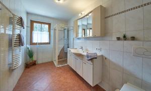 Kúpeľňa v ubytovaní Hochwart Apartment - in der Nähe der Liftstation Schönleiten
