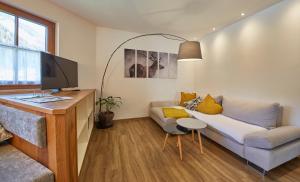 salon z kanapą i telewizorem w obiekcie Hochwart Apartment - in der Nähe der Liftstation Schönleiten w Saalbach Hinterglemm