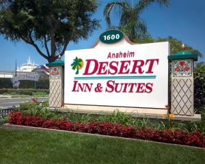 una señal para una posada y suites amazonas del desierto en Anaheim Desert Inn & Suites, en Anaheim