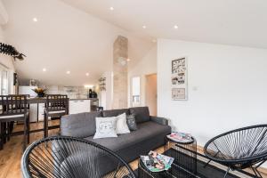 a living room with a couch and chairs and a kitchen at Nerona in Bisko