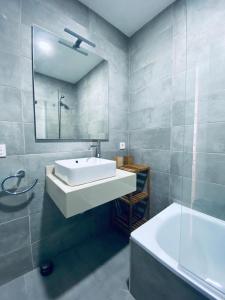 阿爾穆涅卡爾的住宿－PRECIOSO APARTAMENTO EN EL TESORILLO，一间带水槽、浴缸和镜子的浴室