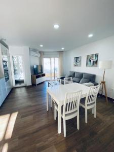 a living room with a white table and chairs at PRECIOSO APARTAMENTO EN EL TESORILLO in Almuñécar