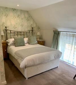 um quarto com uma cama grande e uma janela em Bramwood Guest House em Pickering