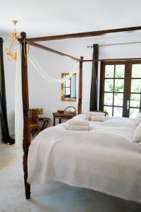 sypialnia z 2 łóżkami z białą pościelą w obiekcie Huge Golf and Spa Mansion 8 min from Puerto Banus w mieście Estepona