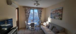 A television and/or entertainment centre at Cascadas Ravda - Gorgeous 2 bedrooms family apartment