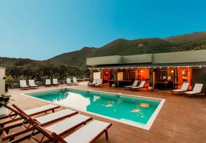 einen Pool mit Liegestühlen und ein Resort in der Unterkunft Olia Suites Parga in Parga
