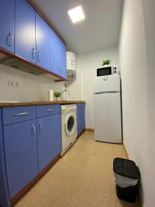 ログローニョにあるApartamento La Redonda Catedral y aire acondicionadoのキッチン(冷蔵庫、洗濯機付)