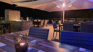 Aberdunant Hall Holiday Park餐厅或其他用餐的地方
