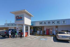 公寓内部或周边的超市或其他商店