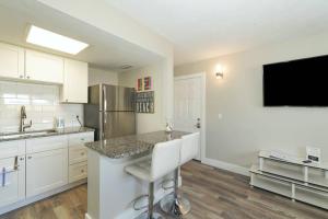 Siesta Key Village-Suite #2: A block to the Beach!的厨房或小厨房