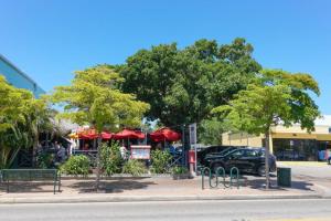 Siesta Key Village-Suite #2: A block to the Beach!外面的花园