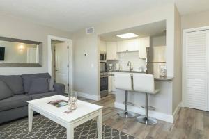 萨拉索塔Siesta Key Village-Suite #2: A block to the Beach!的带沙发和桌子的客厅
