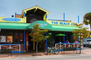 在Siesta Key Village-Suite #2: A block to the Beach!内部或周边骑自行车