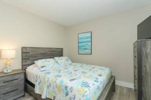 萨拉索塔Siesta Key Village-Suite #2: A block to the Beach!的一间卧室配有一张床、一个木制梳妆台和一张西德西德西德床