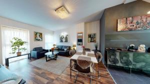 een woonkamer met een tafel en een bank bij Central Home Budapest in Boedapest