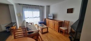 パンティコサにあるApartamento Vista Teleraのリビングルーム(ソファ、テーブル、テレビ付)