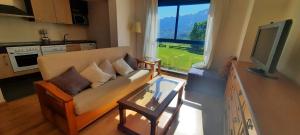 パンティコサにあるApartamento Vista Teleraのソファとテレビのあるリビングルーム