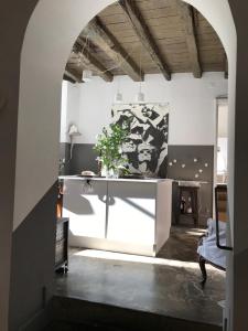 einen Torbogen in einem Zimmer mit Kamin in der Unterkunft La maison sur la place in Penne-dʼAgenais
