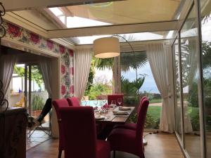 a dining room with a table and chairs and a window at Casa Maria 64 in La Victoria de Acentejo