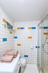 een badkamer met een toilet en een douche bij Vienības Studio in Jūrmala