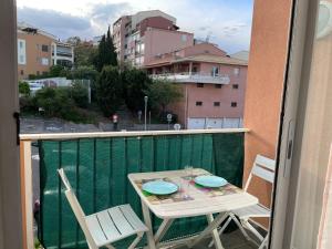 una mesa y sillas en un balcón con vistas en Appartement de la Gabelle, en Cap d'Agde