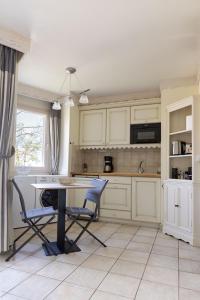 Кухня або міні-кухня у Situation exceptionnelle pour ce cosy studio avec terrasse SUR LAC, dans résidence avec PLAGE et ponton PRIVEE