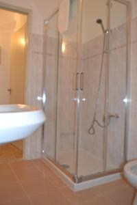 La salle de bains est pourvue d'une douche en verre et d'un lavabo. dans l'établissement SEA VIEW, à Riomaggiore