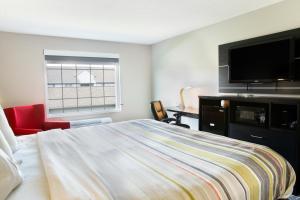 Кровать или кровати в номере Country Inn & Suites by Radisson, Columbus West, OH