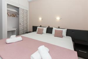 A bed or beds in a room at Hotel Electra