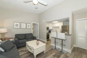 uma sala de estar com um sofá e uma mesa em Siesta Key Village-Suite #3: A Block to the Beach! em Sarasota