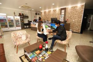 een man en vrouw aan een tafel in een winkel bij Hotel Rio Mar in Macapá