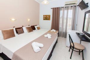 A bed or beds in a room at Hotel Electra