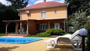 Bazén v ubytování Király Villa nebo v jeho okolí