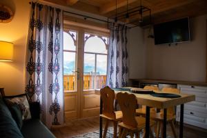 jadalnia ze stołem i oknem w obiekcie Domek Palenica w mieście Kościelisko