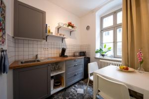 una pequeña cocina con fregadero y mesa en Altstadtwohnung in TOP-Lage nähe Zwinger, en Dresden