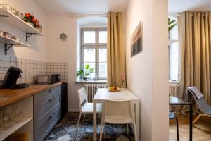 a small kitchen with a table and chairs in a room at Altstadtwohnung in TOP-Lage nähe Zwinger in Dresden