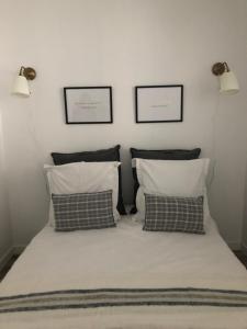1 dormitorio con 1 cama con 3 almohadas en Loft Archi au centre de Nevers, en Nevers