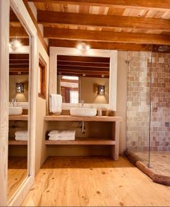 曼科拉的住宿－Amai Luna，浴室设有2个水槽和镜子